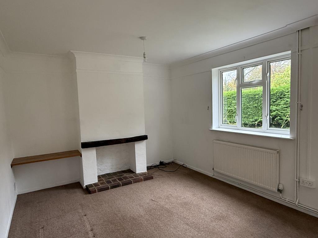 Lot: 11 - HOUSE IN NEED OF IMPROVEMENT - Living Room in Semi in Wealden Village